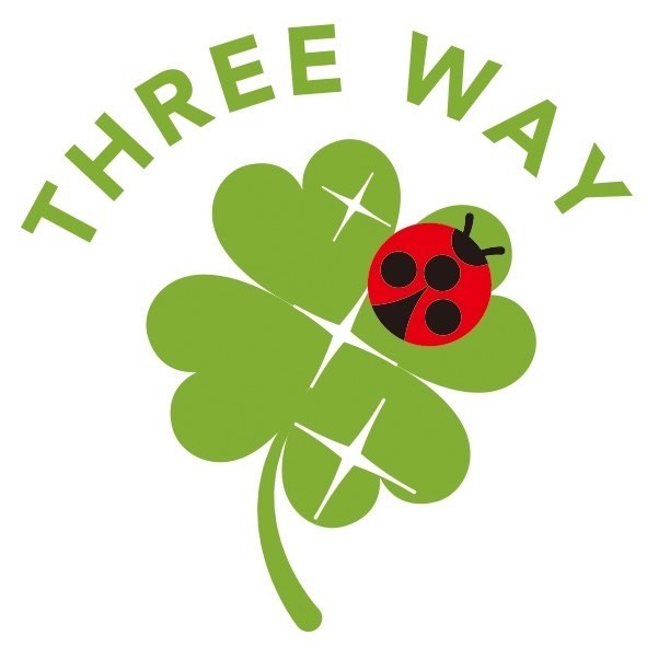 スリーウェイアソシエーション企業ロゴ（幸福の四葉のクローバーに成功の象徴であるてんとう虫、そして3つの理念を表す輝き）